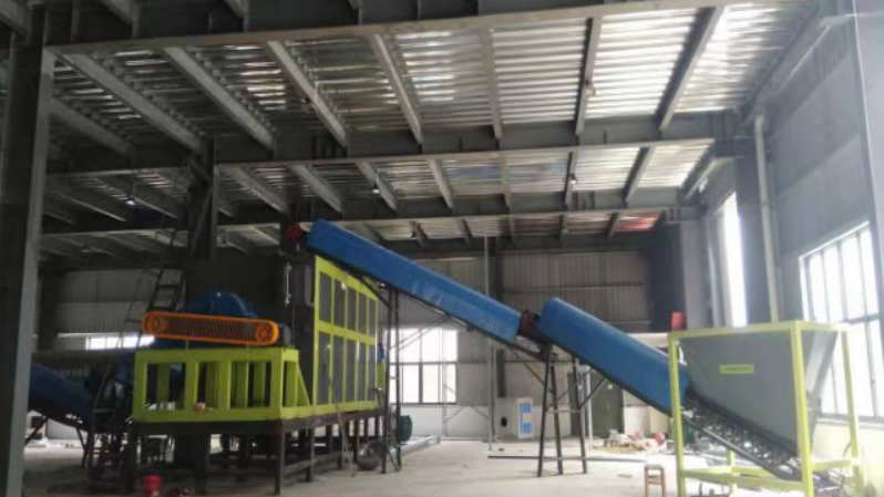 別讓粉碎機(jī)拖后腿！有機(jī)肥生產(chǎn)線想提產(chǎn)？先搞懂這5個(gè)關(guān)鍵要點(diǎn)